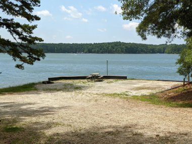 Hartwell Gölü 'nün güneyindeki boş kamp alanı.