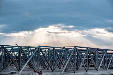 Büyük bir atık su arıtma tesisinde tipik bir gün