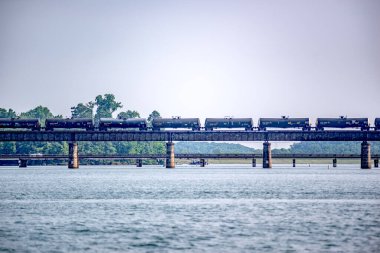 Lokomotif tren köprüsü ve tren gölü.