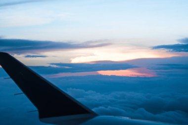 Gün batımı ile güzel mavi gökyüzü arka plan