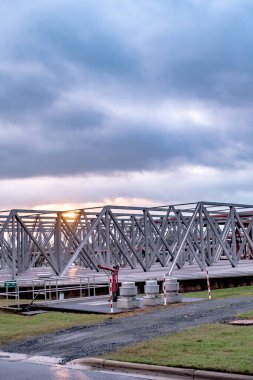 Büyük bir atık su arıtma tesisinde tipik bir gün