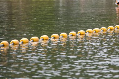 Yüzme alanı sınırı kırmızı ve turuncu şamandıralarla işaretlenmiş.