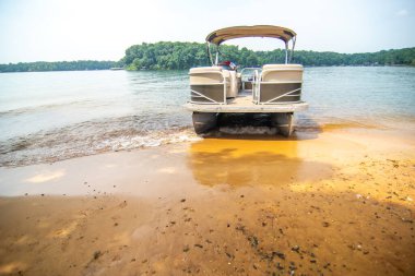 Güney Carolina 'da Hartwell Gölü' nde tekne gezisi.