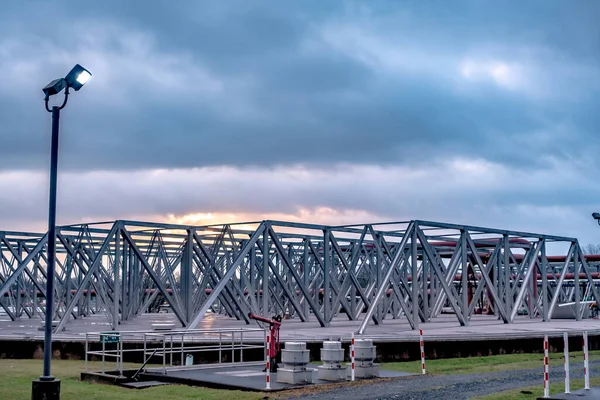 Büyük bir atık su arıtma tesisinde tipik bir gün