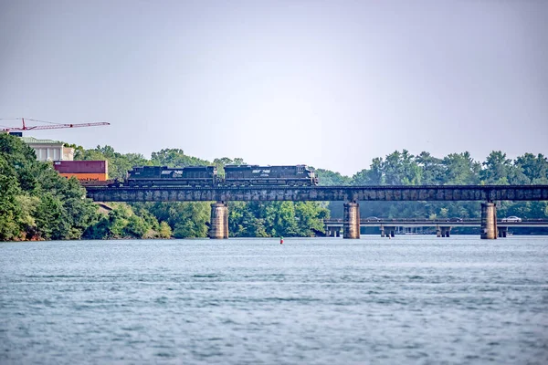 Lokomotiv Tågbro Med Tågkorsning Sjö — Stockfoto