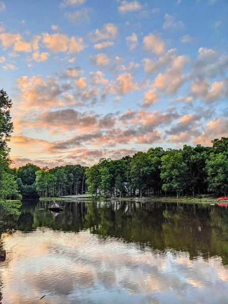 Vendo Lago Com Floresta Céu Azul Pôr Sol — Fotografia de Stock