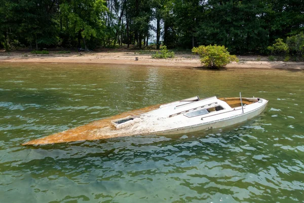 Vuil Gezonken Boot Drijvend Het Meer — Stockfoto