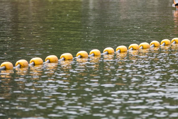 Yüzme alanı sınırı kırmızı ve turuncu şamandıralarla işaretlenmiş.