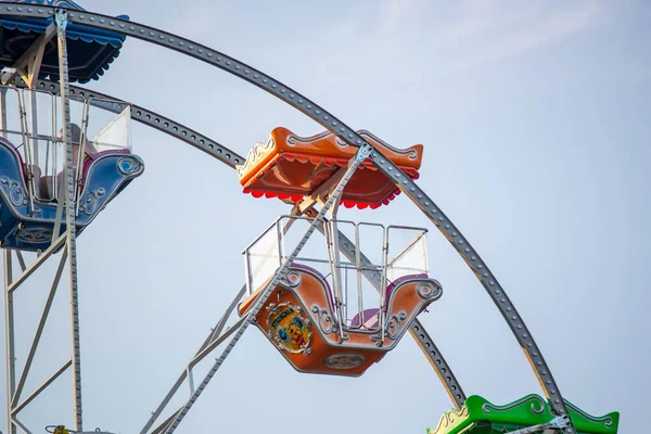 Ferris Wielwagens Blauwe Lucht — Stockfoto