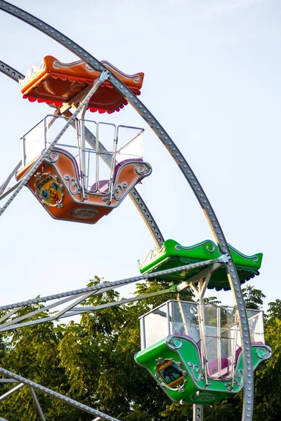 Ferris Wielwagens Blauwe Lucht — Stockfoto