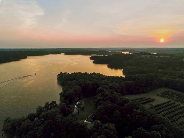 日落时飞越Hartwell湖南部Carolina和Georgia线 — 图库照片