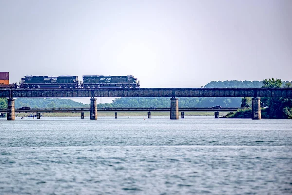 湖を横断する列車と機関車の列車橋 — ストック写真