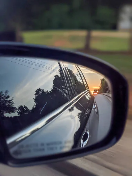 Auto Auf Der Autobahn Sonnenuntergang Spiegel Des Autos Roadtrip — Stockfoto