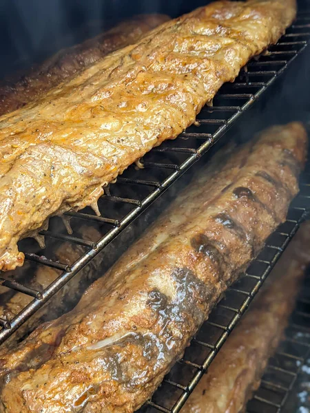 Schweinefleisch Bbq Rippchen Auf Einem Gestell Raucher — Stockfoto