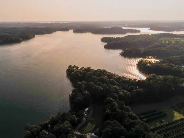 日落时飞越Hartwell湖南部Carolina和Georgia线 — 图库照片