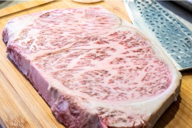 Premium Nadir Wagyu A5 bifteğinin birçok parçasını yüksek mermer dokuya sahip dilimler.