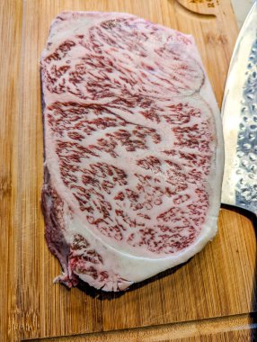 Premium Nadir Wagyu A5 bifteğinin birçok parçasını yüksek mermer dokuya sahip dilimler.