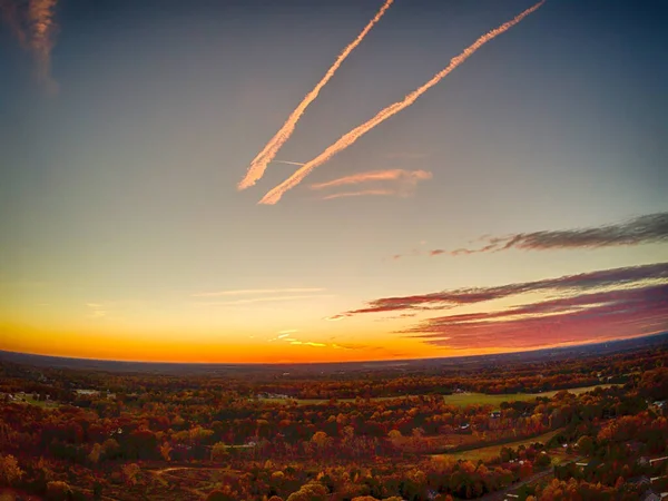 日没前の近所のカラフルな木々の空中風景 — ストック写真