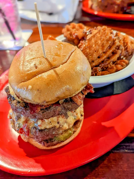 Hamburguesa Bisonte Alimentado Con Hierba Papas Fritas Arce Dulce — Foto de Stock