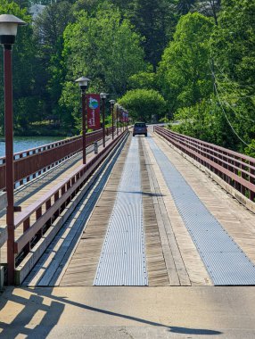Asheville, Haywood County, Kuzey Carolina 'daki Junaluska Gölü' ndeki bir köprü.
