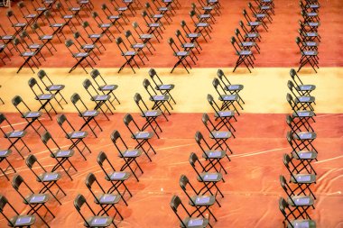 Mezuniyet töreni stadyumdaki mezunlar için hazır.