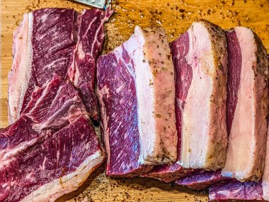 Taze pirzola ve sığır filetosu.