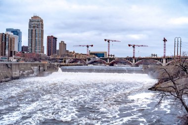 İlkbaharda Minneapolis Minnesota nehri şehir merkezinde.