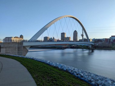 Şehir merkezindeki des moines iowa şehrinin manzarası