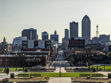 Şehir merkezindeki des moines iowa şehrinin manzarası