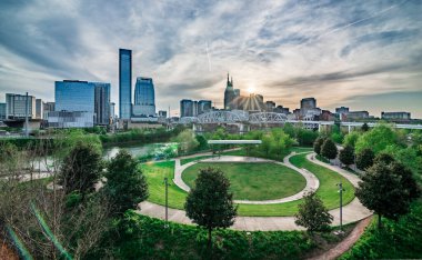 Nashville Tennessee şehri, gün batımında su üzerinde ufuk çizgisi.