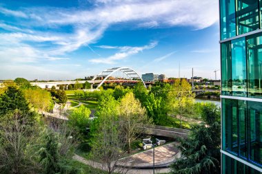 Nashville Tennessee şehri, gün batımında su üzerinde ufuk çizgisi.