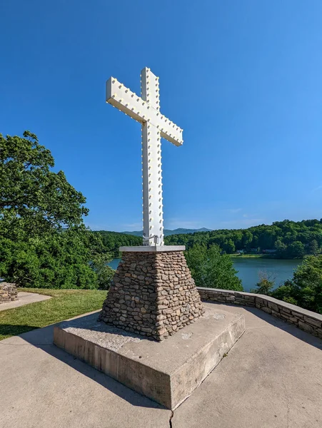 Junaluska 湖十字架在北卡罗来纳西部 — 图库照片