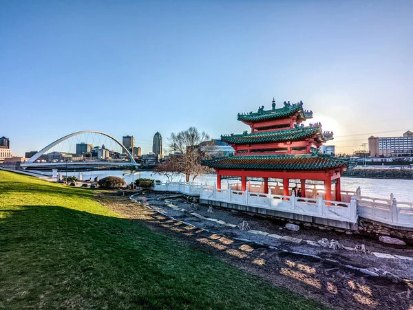 环绕着爱荷华市市中心的风景 — 图库照片