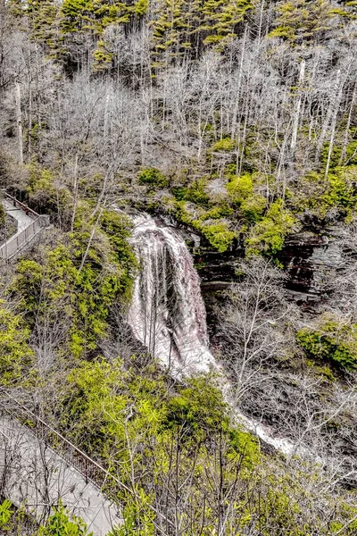 Uma Estrada Cachoeira Cênica Que Atravessa Penhasco Até Pedregulhos Rochas — Fotografia de Stock