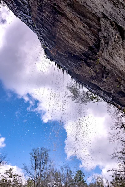 Malownicze Pobocze Wodospadu Schodzące Klifu Głazów Skał Pod Którymi Nie — Zdjęcie stockowe