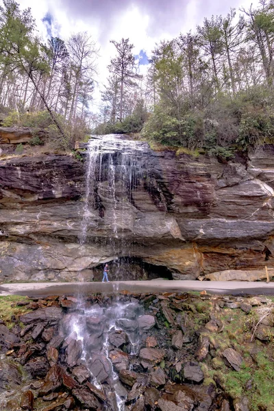 Una Cascada Pintoresca Carretera Que Sobre Acantilado Hasta Las Rocas —  Fotos de Stock