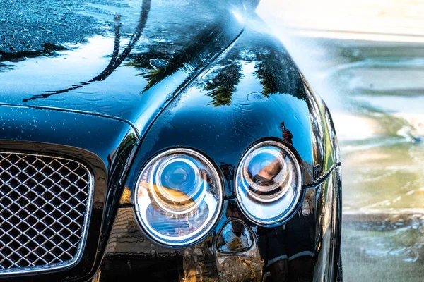 Auto Detailer Washing Luxury High End Car — Stock Photo, Image