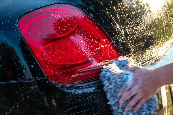 車の詳細石鹸で自動車を洗う — ストック写真