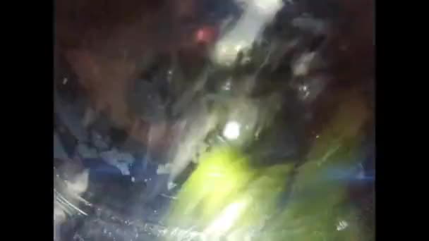 行动中的衣服浸水机 — 图库视频影像