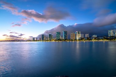 Oahu Hawaii 'deki Waikiki Sahili' nde gün batımı