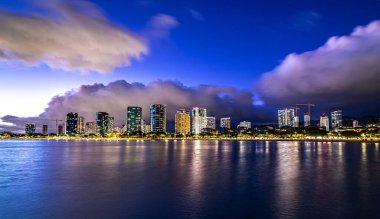Oahu Hawaii 'deki Waikiki Sahili' nde gün batımı