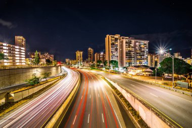 Honolulu Hawai 'de gece H1 otoyolunda işe gidiş gelişi.