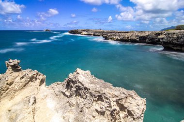 Laie Sea kemeri ve Oahu Hawaii 'deki Rocky Cliff plajı.