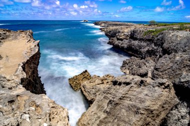 Laie Sea kemeri ve Oahu Hawaii 'deki Rocky Cliff plajı.