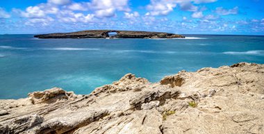 Laie Sea kemeri ve Oahu Hawaii 'deki Rocky Cliff plajı.