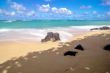 Kualoa plajı yakınlarındaki kualoa rock plajı.