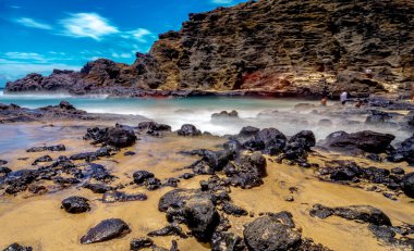 Güneşli bir yaz gününde Halona Koyu, Oahu, Hawaii manzarası.