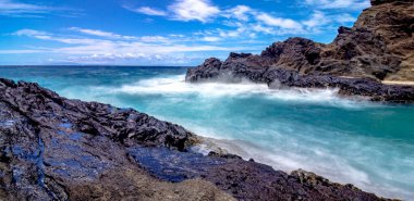 Güneşli bir yaz gününde Halona Koyu, Oahu, Hawaii manzarası.