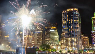 Charlotte Skyline beyzbol maçından sonra havai fişek gösterisi