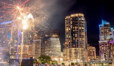 Charlotte Skyline beyzbol maçından sonra havai fişek gösterisi